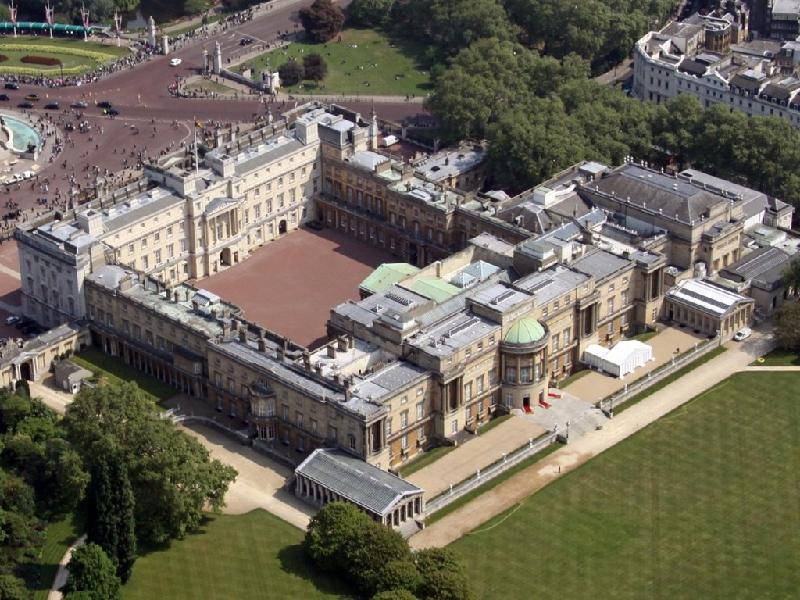 Nữ hoàng Elizabeth II không phải lãnh đạo chính trị của Anh nhưng vẫn có vị trí quan trọng. Bà sống ở điện Buckingham, London, nơi cư ngụ của hoàng gia Anh từ năm 1837.