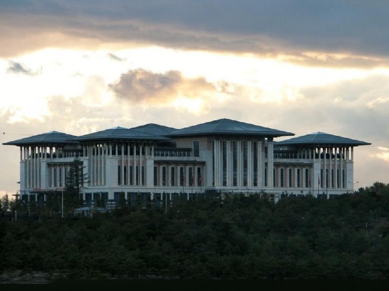 Tổng thống Thổ Nhĩ Kỳ, ông Recep Tayyip Erdogan, sống ở Ak Saray (hay còn gọi là Cung điện Trắng) ở Ankara. Cung điện có chi phí xây dựng là 615 triệu USD, với hơn 1.100 phòng, lớn hơn cả Nhà Trắng và Điện Versailles.