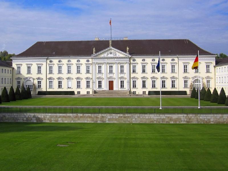 Điện Bellevue ở trung tâm Berlin là nơi ở chính thức của các tổng thống Đức từ năm 1994. Tổng thống Frank-Walter Steinmeier đang sống ở đây. Công trình này được em trai út của Frederick Đại Đế xây dựng vào năm 1785, sau đó trở thành trường học dưới thời Kaiser Wilhelm II và là bảo tàng thời Đức quốc xã.