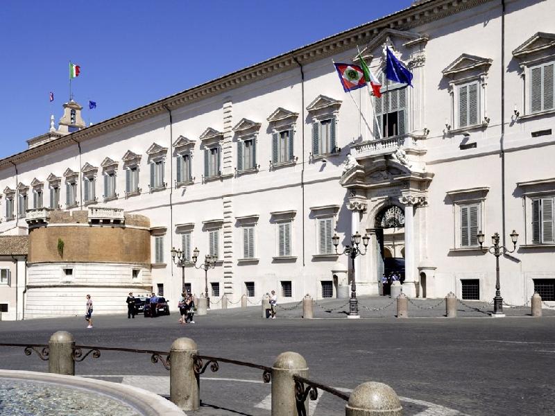 Điện Quirinal ở Rome (Italy) là một trong ba chỗ ở của tổng thống Italy. Tòa nhà này rộng gấp 20 lần Nhà Trắng, từng là nơi sống của 30 Giáo hoàng, bốn vị vua và 12 tổng thống.