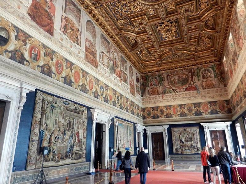 Tổng thống đương nhiệm Sergio Mattarella đã mở cửa cung điện có 1.200 phòng được xây dựng từ thế kỷ 16 này cho công chúng tham quan. Nơi đây giờ có các triển lãm nghệ thuật tạm thời và cố định.