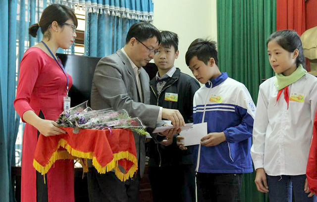 Ông Nguyễn Đức Tuấn - Đại diện Quỹ Tấm lòng Việt - Đài THVN trao học bổng cho các em học sinh