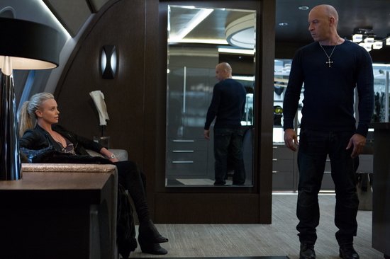 Cipher - nữ phản diện chính sẽ bắt cóc cả gia đình của Mia Toretto và Bian O'Conner, đồng thời ép buộc Dom phản bội lại những người anh em. Lần này, “cựu phản diện” Deckard Shaw (Jason Statham thủ vai) cũng bất bất ngờ đứng về phe chính diện.