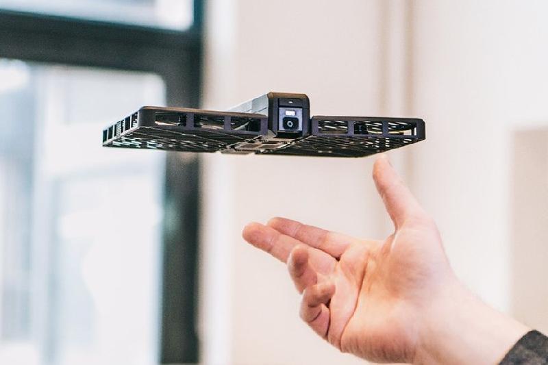 Drone camera được biết đến là thiết bị dùng quay phim chụp ảnh trên không (drone with camera). Đây cũng là một loại thiết bị bay không người lái. Nó được điều khiển từ xa bằng trình điều khiển riêng biệt hoặc có thể kết nối vào điện thoại, máy tính bảng để điều khiển qua sóng Wifi.