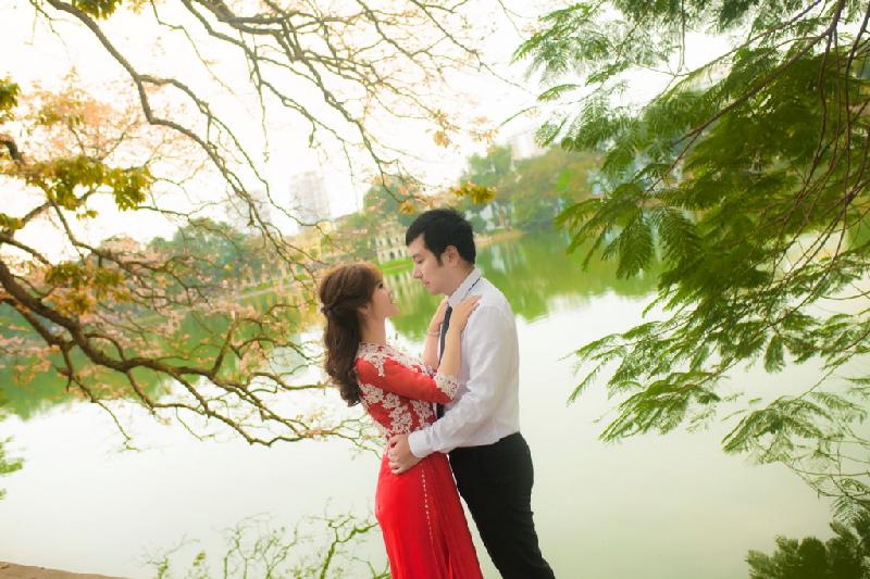 Bờ hồ Hoàn Kiếm không chỉ là địa điểm du lịch nổi tiếng của thủ đô Hà Nội mà còn là nơi chụp ảnh cưới yêu thích của nhiều đôi uyên ương. Với khung cảnh cổ kính như tháp Rùa, cầu Thê Húc, những bức ảnh cưới của các cặp đôi sẽ thêm phần lãng mạn.