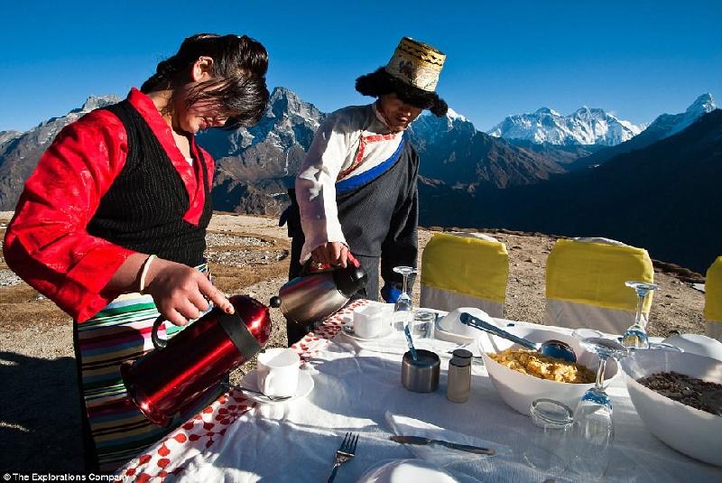 Bữa sáng xa xỉ t​rên đỉnh Everest cho khách nhà giàu