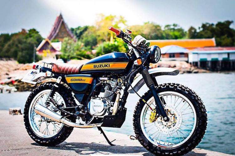 Vừa được bán chính thức tại Việt Nam, mẫu xe môtô Suzuki GD110 côn tay với giá chỉ 28,5 triệu đồng đã được hé lộ trước từ triển lãm VMCS cách đây hơn 1 năm. Tuy nhiên tại các thị trường khác trong khu vực như Thái Lan, mẫu xe này đã được bán ra từ khá lâu và được nhiều người chơi xe mua về để độ.