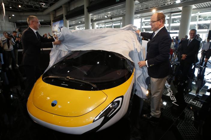 Lãnh đạo công ty AeroMobil và Hoàng tử Monaco cùng vén khăn che chiếc xe.