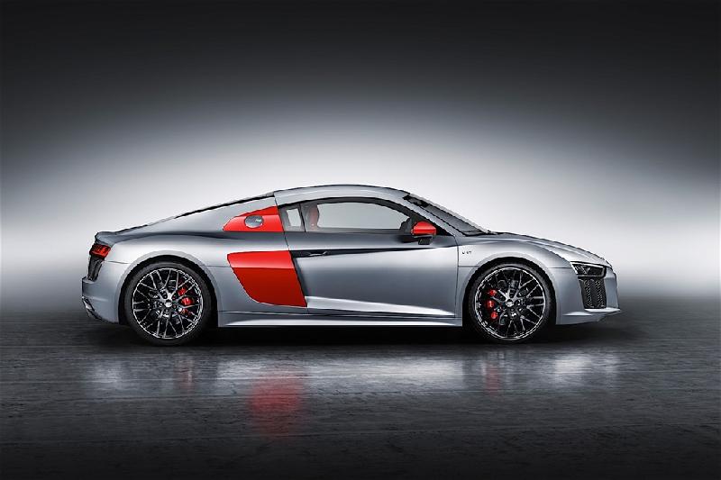 Ý tưởng thiết kế này được tạo ra bởi bộ phận Audi Sport của hãng xe Đức, nơi chuyên trách việc kinh doanh những chiếc xe thể thao. Điểm khác biệt trên siêu xe R8 2017 đặc biệt này nằm ở sự kết hợp các màu sắc đỏ, bạc và đen.
