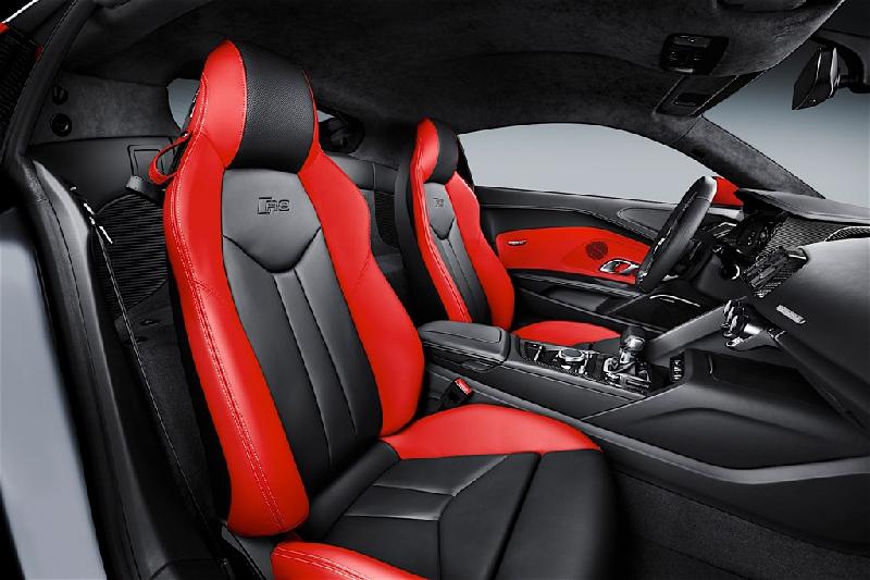 Cửa xe và ghế ngồi được bọc da Nappa đỏ và đen kết hợp cùng những đường trang trí màu đen bóng. Ngoài ra, một số chi tiết khác bên trong nội thất cũng được thiết kế dành riêng cho siêu xe đặc biệt này.