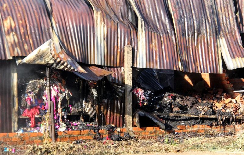 Xưởng phế liệu bị cháy rụi, tường gạch, mái tôn bị đổ sập.