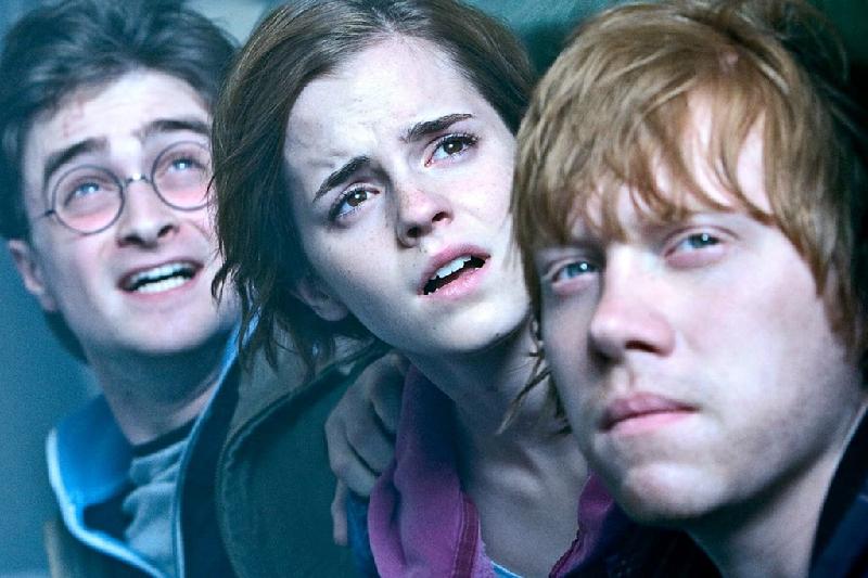 6. Harry Potter and the Deathly Hallows: Part 2 - 19 ngày: Sau 10 năm khuynh đảo phòng vé, loạt phim chuyển thể Harry Potter khép lại bằng tập cuối hồi mùa hè 2011. Khán giả đổ xô tới rạp để gửi lời chia tay tới thế giới ma thuật màu nhiệm, cũng như bộ ba Harry - Ron - Hermione, và giúp bom tấn của Warner Bros. cán mốc 1 tỷ USD sau chưa đầy ba tuần. Doanh thu tổng của bộ phim sau đó là 1,341 tỷ USD. Ảnh: Warner Bros.