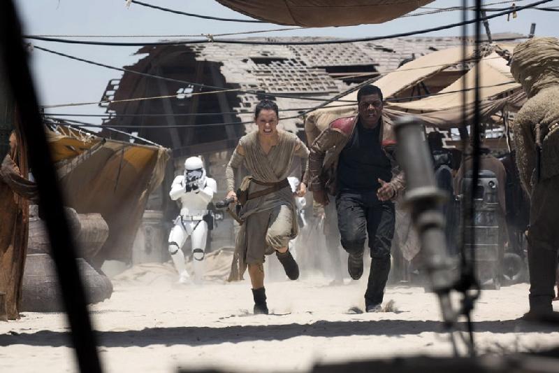 1. Star Wars: The Force Awakens (2015) - 12 ngày: Nhưng kỷ lục chạm mốc doanh thu 1 tỷ USD nhanh nhất thêm một lần nữa lại bị phá vỡ trong những ngày cuối năm 2015. Đó là Star Wars: The Force Awakens - phần bảy của loạt phim Chiến tranh giữa các vì sao. Các fan trên toàn cầu của Star Wars quá háo hức muốn làm quen với nhóm nhân vật mới Rey - Finn - Poe, cũng như gặp lại các gương mặt quen thuộc như Han Solo, Leia Organa, Luke Skywalker..., và tạo ra cơn sốt chưa từng thấy. Doanh thu cuối cùng của Thần lực thức tỉnh là 2,068 tỷ USD, tức chỉ kém Titanic (1997) và Avatar (2009) trong lịch sử. Ảnh: Disney.