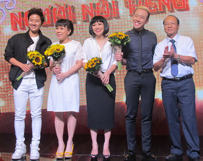Ông Lê Quang Nguyên, Giám đốc Đài Truyền hình Vĩnh Long (ngoài cùng bìa phải), chụp ảnh cùng Trấn Thành và các nghệ sĩ tham gia chương trình Thử thách người nổi tiếng. 