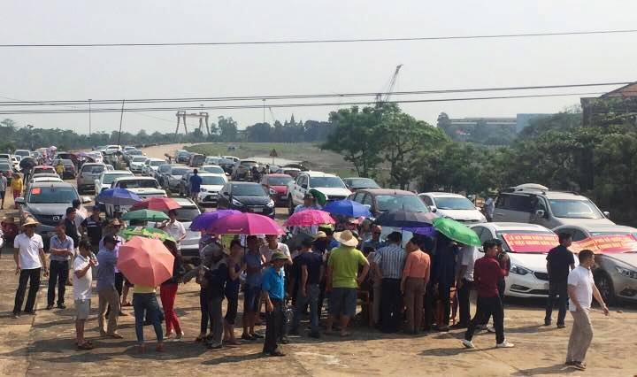 Sáng 9/4 hàng trăm người dân cùng phương tiện lại kéo ra cầu Bến Thủy để phản đối dịch vụ phí BOT.