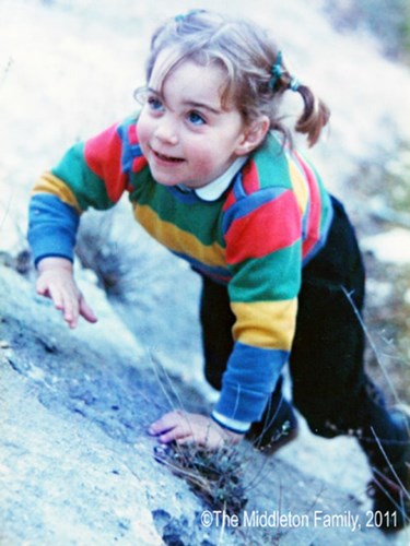 Năm 1985, khi đó vợ Hoàng tử William, Kate Middleton mới lên 3 và bức ảnh chụp khi Kate đi nghỉ với gia đình ở Lake District, phía Tây Bắc Anh. (Ảnh: Courtesy of The Middleton Family)