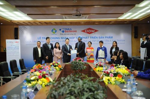 Tại buổi lễ công bố chứng nhận hợp tác phát triển sản phẩm giữa Tập đoàn Tân Á Đại Thành và Tập đoàn Dow Water & Process Solutions (Mỹ) 