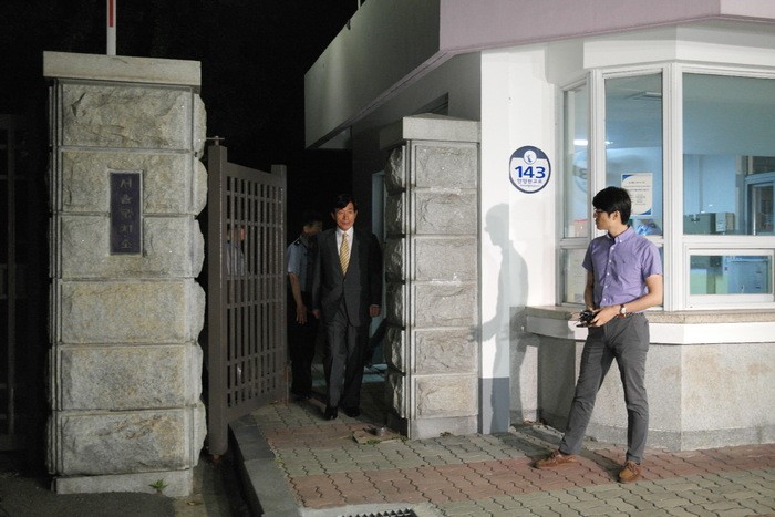 Won Sei Hoon, cựu giám đốc Cơ quan Tình báo Quốc gia Hàn Quốc (NIS), rời Trung tâm giam giữ Seoul vào ngày 9/9/2014. Won bị kết án 30 năm tù vì nhận tiền từ các công ty xây dựng và được thả sau khi bị giam giữ 14 tháng tại đây. Các nhà tài phiệt và chính khách thường được giam giữ trong phòng giam đơn rộng rãi để đảm bảo an toàn. Trong khi đó, các tù nhân thông thường phải ở cùng một buồng giam nhỏ hẹp với số lượng 6 người một phòng. 