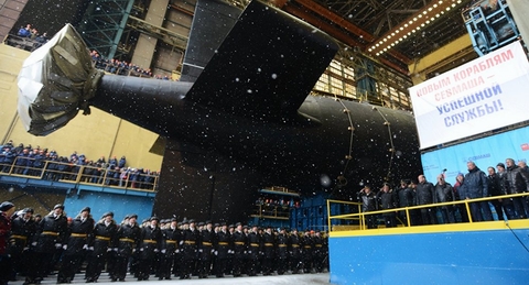 Tàu ngầm &quot;khủng&quot; nhất của Nga phô diễn sức mạnh
