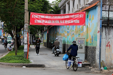 Tương tự, hằng ngày người đi xe máy - xe đạp vẫn vô tư phóng lên vỉa hè gần Trung tâm bảo trợ trẻ tàn tật mồ côi Thị Nghè, dù cho có băng rôn của UBND phường 17 (quận Bình Thạnh) treo phía trên.