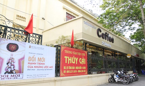 Biển quảng cáo của Trung tâm tiệc cưới Thúy Cải nằm ngay cổng vào Bảo tàng Lịch sử Quốc gia Việt Nam. Ảnh: Trường Phong.