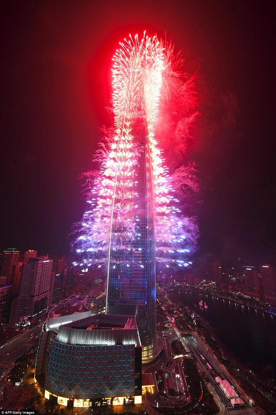Màn bắn pháo hoa kéo dài 11 phút tại tòa tháp Lotte, Seoul