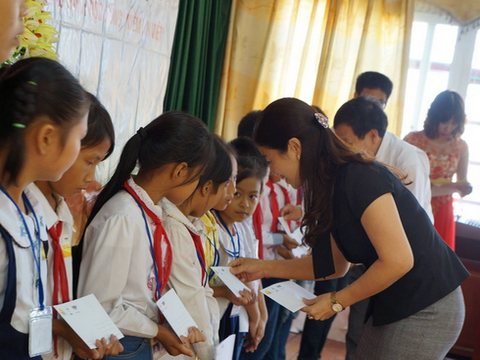 Chương trình Niềm Tin Việt dành tặng 30 suất học bổng cho học sinh nghèo Thanh Hóa