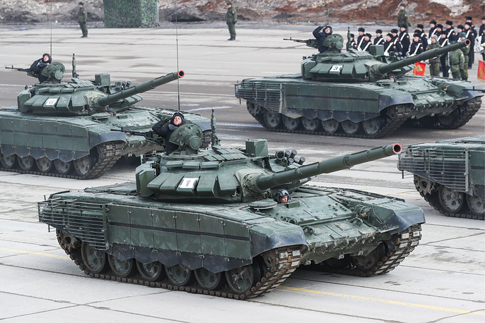Xe tăng chiến đấu T-72B3: T-72B3 là mẫu nâng cấp mức độ sâu của loại xe tăng chiến đấu chủ lực huyền thoại T-72 với việc hiện đại hóa hệ thống động cơ, hệ thống trinh sát; trang bị giáp ERA Kontakt-5 mới, được bố trí lắp đặt giống như xe tăng T-90A. T-72B3 được trang bị những công nghệ tiên tiến nhất, bao gồm hệ thống điều khiển hỏa lực mới, hệ thống máy tính cho phép kíp xe giảm thời gian tính toán số lần bắn và cải thiện độ chính xác của pháo 125mm. Xe tăng T-72B3 cũng được trang bị khả năng chiến đấu trong cả ngày lẫn đêm, với mọi điều kiện thời tiết.