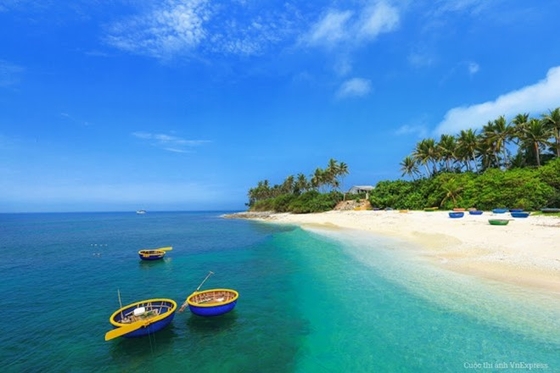 Đảo Lý Sơn – Quảng Ngãi: Đến với đảo Lý Sơn, ắt hẳn bạn sẽ bất ngờ vì vẻ đẹp của nơi này.