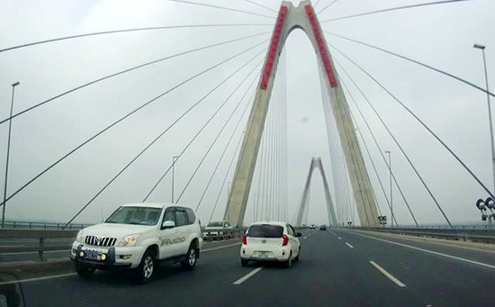 Hà Nội: 5 ô tô biển xanh đi ngược chiều trên cầu Nhật Tân