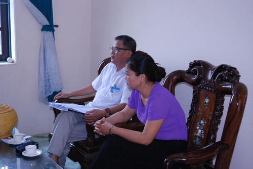 Ông Nguyễn Văn Phụng, Chủ tịch xã Hợp Lý và đại diện trường mầm non xã Hợp Lý làm việc với PV.