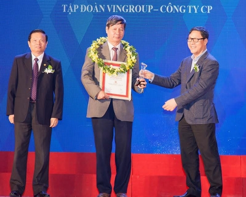 Ông Lê Khắc Hiệp - Phó Chủ tịch Tập đoàn Vingroup nhận giải Chủ đầu tư bất động sản uy tín nhất Việt Nam.