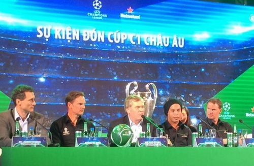 Ronaldinho: &quot;Tôi yêu Việt Nam và cầu nguyện cho Barca&quot;