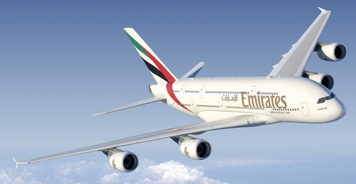 Emirates: Emirates (EK) có trụ sở tại Các Tiểu vương quốc Ả Rập Thống nhất là hãng hàng không lớn nhất Trung Đông và là một trong hai hãng hàng không quốc gia của đất nước. Hãng khai thác các chuyến bay thẳng đến hơn 140 điểm tại 78 quốc gia từ trung tâm trung chuyển của hãng tại Sân bay Quốc tế Dubai (DXB). Hãng là một trong số ít các hãng hàng không có đường bay đến sáu châu lục. Đội tàu bay của hãng chủ yếu có bố trí khoang hành khách gồm 3 hạng (Hạng Nhất, Hạng Thương gia và Hạng Phổ thông) cũng như một số máy bay hai hạng (Hạng Thương gia và Hạng Phổ thông). Trong khoang hành kháchhạng nhất của hãng, có nhiều loại chỗ ngồi, bao gồm dãy phòng, giường phẳng và ghế sofa. Emirates khai thác 33 Phòng chờ Emirates cho hành khách Hạng Nhất, Hạng Thương gia và các thành viên Vàng Skyward.  Du khách nhận xét về chuyến bay này: Chuyến bay thật êm ái. Tôi bay của hãng này rất nhiều lần và thực sự là cảm thấy vô cùng thoải mái. Giá cả thì lại khá cạnh tranh. Dịch vụ vô cùng ổn. Các tính năng giải trí cũng phong phú vô cùng.
