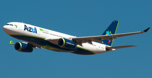 Đứng ở vị trí tiếp theo là hãng hàng không Azul Brazilian Airlines. Azul (AD) là một hãng hàng không giá rẻ của Brazil có đường bay đến khoảng 100 điểm đến trong nước. Mặc dù hãng hàng không phục vụ các thị trường lớn như Belo Horizonte, Rio de Janeiro, Salvador da Bahia và Selo Paulo, phần lớn các điểm đến của hãng là các thị trường xa xôi và nhỏ hơn. Hãng cũng có một chuyến bay đến Fort Lauderdale, và các thỏa thuận liên danh với Star Alliance và United Airlines (UA). Trung tâm của hãng được đặt tại Sân bay Quốc tế Viracopos (VCP), Sân bay Quốc tế Tancredo Neves (CNF) và Sân bay Santos Dumont (SDU). Đội bay của hãng có khoảng 150 máy bay, bao gồm máy bay Airbus, ATR và Embraer. Hầu hết các máy bay có một khoang Hạng Phổ thông duy nhất, mặc dù một số máy bay cũng có một khoang Hạng Thương gia.