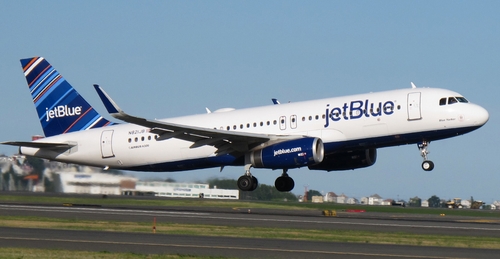 Đứng ở vị trí thứ 4 trong danh sách 10 hãng hàng không tốt nhất 2017 là JetBlue Airways.   JetBlue Airways (B6) là một hãng hàng không giá rẻ có trụ sở tại New York. Hãng bay thẳng đến hơn 85 điểm trong phạm vi Hoa Kỳ, cũng như các điểm khác ở Bắc Mỹ, vùng Caribê và Nam Mỹ. Cơ sở điều hành chính của hãng đặt tại Sân bay Quốc tế John F. Kennedy (JFK) ở New York. Các thành phố tập trung gồm Sân bay Quốc tế Fort Lauderdale – Hollywood (FLL), Sân bay Quốc tế Logan (BOS) ở Boston, Sân bay Long Beach (LGB), Sân bay Quốc tế Luis Muñoz Marín (SJU) ở San Juan và Sân bay Quốc tế Orlando (MCO). Đội bay của hãng được thiết kế chủ yếu chỉ với một khoang Hạng Phổ thông, tuy nhiên, vẫn có dịch vụ hai khoang trên một số tuyến bay giới hạn. JetBlue không phải là một phần của bất kỳ liên minh hàng không lớn nào, nhưng hãng có các thỏa thuận liên danh với hơn 35 hãng hàng không khác.