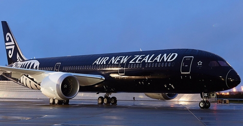 Xếp thứ 5 trong bình chọn của du khách là Air New Zealand.   Là hãng hàng không quốc gia của New Zealand, Air New Zealand (NZ) có cơ sở tại Auckland cung cấp các chuyến bay thẳng cho khoảng 50 điểm đến. Các điểm đến này bao gồm 25 điểm đến trong nước và khoảng 25 điểm đến quốc tế tại 15 quốc gia ở châu Đại Dương, châu Á, châu Âu và Bắc Mỹ. Hãng cũng có ba công ty – Air Nelson, Eagle Airways và Mount Cook Airline – phục vụ các điểm đến nhỏ hơn trong New Zealand. Air New Zealand có ba trung tâm tại Sân bay Auckland (Auk), Sân bay Quốc tế Wellington (WLG) và Sân bay Quốc tế Christchurch (CHC); Sân bay Quốc tế Los Angeles (LAX) và Sân bay Sydney (SYD) đóng vai trò là các điểm đến quan trọng. Hãng hàng không này là một phần của Star Alliance.