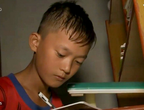 Cậu bé mắc bệnh hiểm nghèo vẫn vươn lên không  ngừng trong học tập