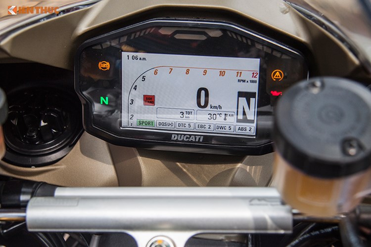 Bảng đồng hồ của siêu môtô 1299 Panigale S Anniversario cũng được trang bị màn hình màu hiển thị đa thông tin giống như những phiên bản cao cấp của Ducati hiện nay, nó giúp người lái có thể cài đặt các thông số khác nhau của xe như độ đàn hồi giảm xóc, chế độ lái... thông qua các nút bấm ở hai bên tay lái.
