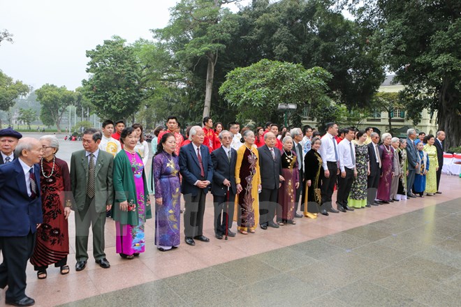 Sáng 15/4 tại tượng đài Lý Thái Tổ, 40 cặp đôi già và trẻ đã cùng nhau tổ chức một lễ cưới tập thể đầy xúc động. (Ảnh: Minh Sơn/Vietnam+)