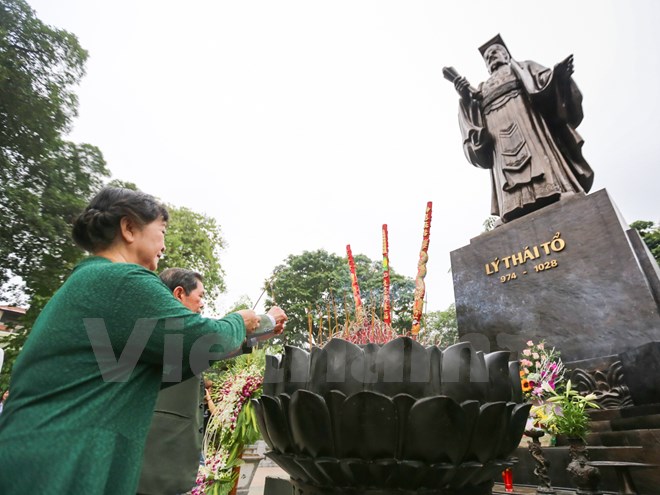 40 cặp đôi đã thắp hương bày tỏ lòng kính trọng tại tượng đài Lý Thái Tổ. (Ảnh: Minh Sơn/Vietnam+)