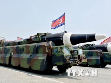 Một loại tên lửa được Triều Tiên trưng bày tại lễ diễu binh kỷ niệm 105 năm ngày sinh cố Chủ tịch Kim Nhật Thành ở Bình Nhưỡng ngày 15/4. (Nguồn: Kyodo/TTXVN)