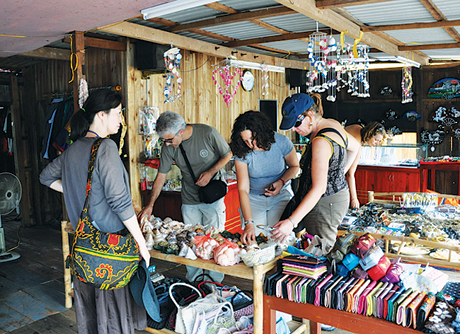 UBND tỉnh Quảng Ninh chỉ đạo tổ chức hoạt động bán hàng lưu niệm dành cho khách du lịch