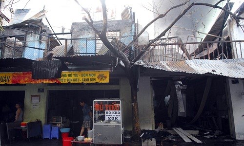 Lửa cháy khiến cơ sở may cùng quán hủ tiếu lân cận bị hư hỏng, đổ sập. 
