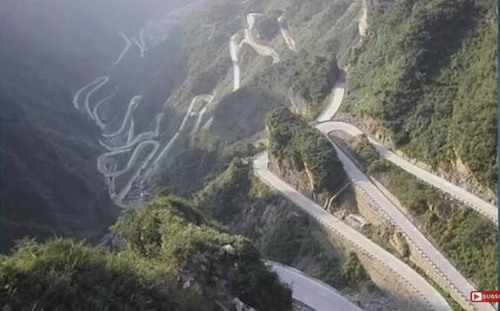 Đường Big Gate (Trung Quốc). Đường Big Gate hay Quốc lộ Big Gate là con đường được người Trung Quốc gọi là con đường đến thiên đàng. Con đường này không chỉ độc đáo về mức độ cao mà nó còn là con đường có nhiều góc cua cong, uốn lượn. Đường Big Gate nằm trong công viên quốc gia ở núi Tianmen của Trung Quốc. Cung đường này có chiều dài lên đến 11km và đỉnh cao nhất của nó là 1.300m so với mục nước biển.  Trên đường có tất cả 99 khúc của và 999 bậc thang để bạn có thể leo lên được đỉnh cao nhất của cung đường này. Đây cũng là cung đường có nhiều khúc cua nhất thế giới.