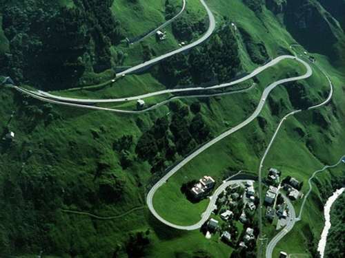 Đường Oberalp (Thụy Sĩ): Đường đèo nầy nối trung tâm Thụy Sĩ và vùng Graubunden Oberland là một cung đường quen thuộc với nhiều lái xe Châu Âu.Đường đèo Oberalp này chỉ cho những người lái xe vào mùa hè. Khi mùa đông đến, con đèo bị chặn phương tiện giao thông để dành làm tuyến đường bộ hoặc dốc trượt tuyết cho khách du lịch.