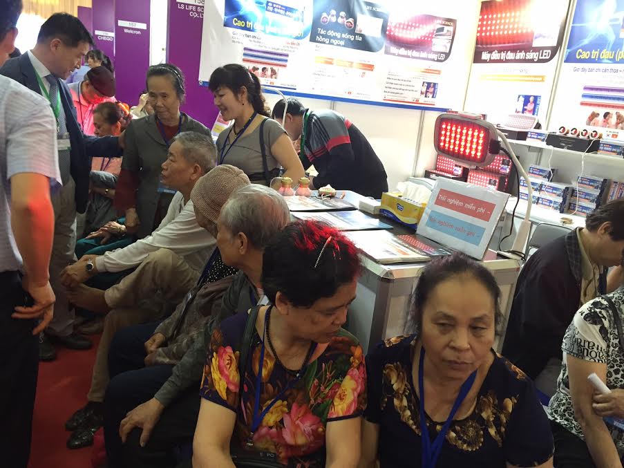 Người dân đến trải nghiệm các sản phẩm được trưng bày tại Vietnam Expo 2017
