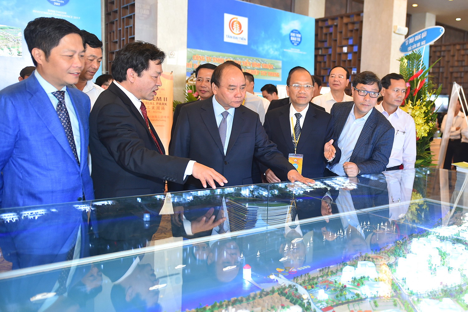 Thủ tướng tham quan sa bàn phát triển du lịch biển của tỉnh Bình Thuận