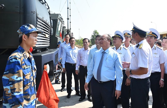 Thủ tướng kiểm tra công tác sẵn sàng chiến đấu ở Lữ đoàn Tên lửa bờ 681