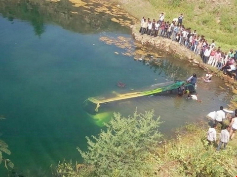 Kinh hoàng: Xe buýt lao xuống sông, 44 người tử nạn